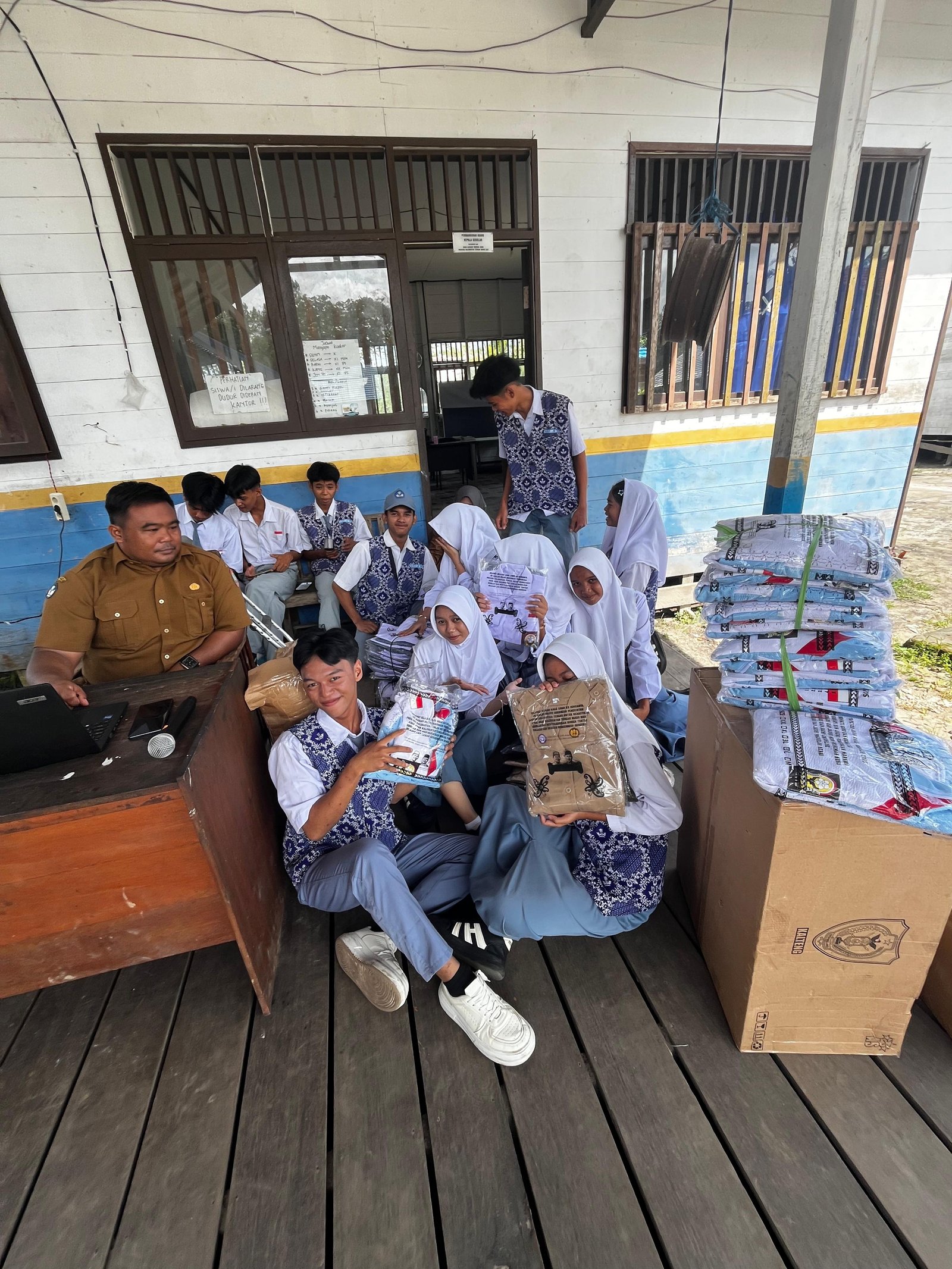 SMA NEGERI 3 LAUNG TUHUP SIAP MENGIKUTI LOUNCING SERAH TERIMA ATRIBUT SEKOLAH GRATIS 